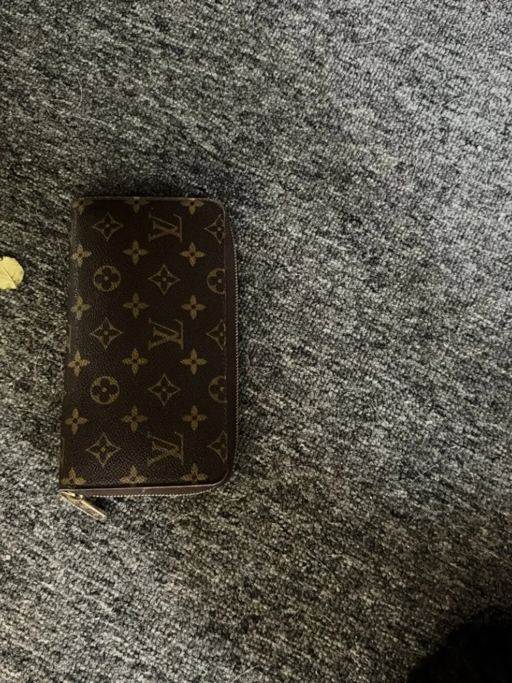 Louis Vuitton Zippy Wallet - Iconic Monogram Model